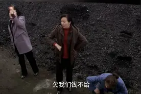 小伙跟大妈打麻将，输钱不认账竟还耍鬼，结果被大妈追着要债视频封面