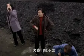小伙跟大妈打麻将，输钱不认账竟还耍鬼，结果被大妈追着要债视频封面