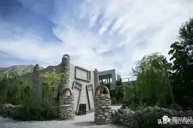 是豪华别墅还是五星级农家乐？贺兰山贺麓庄园为啥被拆除违建？图片