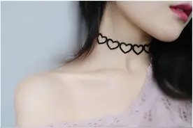 刚烈男人：女人脖子绑的带子是干嘛用的？是为了...？性感？图片