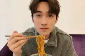 继朱一龙后，李现街头狂吃热干面配蛋酒，网友：我馋了图片
