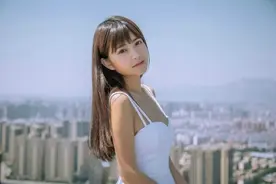 阳光可爱的小女生，清丽秀雅、不苟言笑的脸上更显春天般的美丽！图片