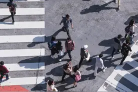 “看不见的穷忙”，揭示了成年人工作的真相！图片