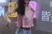 搞笑GIF趣图：美女跳舞，后面的大哥真淡定啊图片