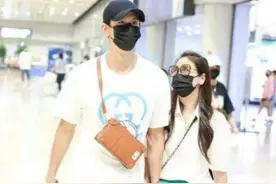 李琳携小6岁老公走机场，穿校服裤暴露真实身材，一看就像姐弟恋图片