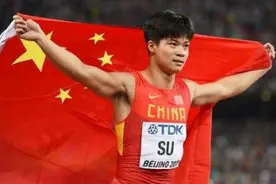 苏神回乡场面有多大？舞狮鸣炮奏乐开中门！男女老少齐围观图片