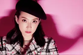 宋茜怼脸直拍，香奈儿格纹套装女王范十足，被宋教练圈粉了图片