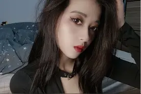 小说：村花叫我起床，没敲门就进来，反应过来后咯咯一笑转身出门图片