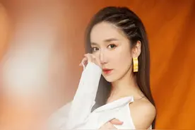 娄艺潇现身品牌直播活动，今天是酷飒女孩图片