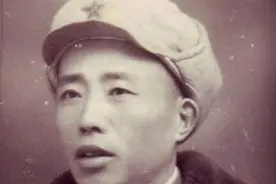 儿子瞒母参军，二十多年后已成司令，重逢时：母亲给了他一巴掌图片