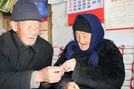 84岁老人精心伺候103岁母亲，61岁孙子城里当爷爷，回村有奶奶疼图片