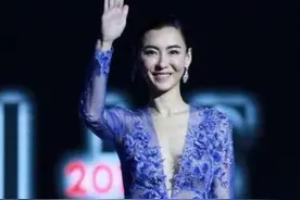 张柏芝穿薄纱连衣裙领口直接开到腰，性感有女人味图片