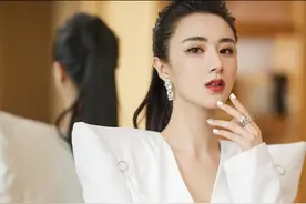 薇娅真不愧是顶级主播，穿白色西装礼服秀出大长腿，人红气场真大图片