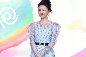 宋祖儿穿清新波点裙少女感满分 嘟嘟嘴喝果汁萌力十足图片