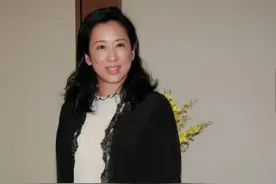 朱玲玲哪有年过六旬的样？穿绸缎上衣缝蕾丝边点缀，意外减龄时尚图片