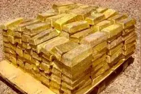 老人上山砍柴发现藏金洞，拉了一整车黄金，拿去银行换钱当场被抓图片