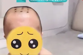 三岁女娃在弟弟头上画戒疤图片