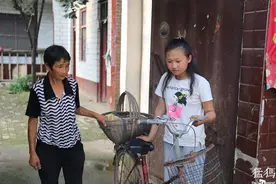 郸城12岁女孩每天都去超市捡烂菜叶吃，背后原因令人心酸图片