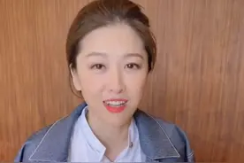 41岁周丽淇晒吃播视频，只吃鸡肉却不吃鸡皮，床上乱糟糟的图片
