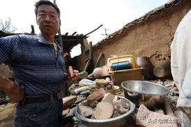 61岁农村大哥患病后花光积蓄，回老家煮石头熬草药自救，看啥情况图片