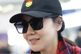 闫妮素颜现身，穿红色格子衬衫，搭配黑色T恤低调休闲，不像49岁图片