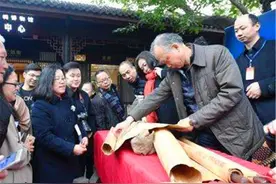 河南老人携带祖传铠甲参加鉴宝，专家微微颤抖：您祖上是何人图片