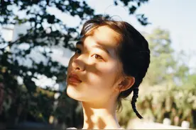邓恩熙哪像15岁的人？穿T恤配吊带玫瑰裙，这气场简直太强了图片