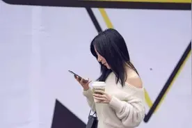 气质小女神黑色紧身裤搭配高跟鞋, 一双大长腿走在街上吸睛无数图片