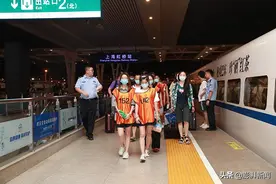 “站稳脚跟就奔现”，25名女主播超百名网聊大汉在沪被刑拘图片