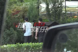 38岁王凯与美女聚餐，大步快走急见面，目不转睛看女方眼里泛光图片