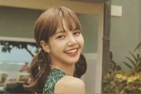 Lisa夏威夷写真美照：碎花吊带+超短热裤，这个身材我爱了图片