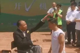 50岁TVB绿叶林敬刚跪地拜63岁万梓良为师，成周星驰林家栋师弟图片
