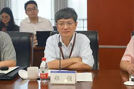 郑强：我为什么这么厉害，是因为上大学时受到了漂亮女孩的伤害图片