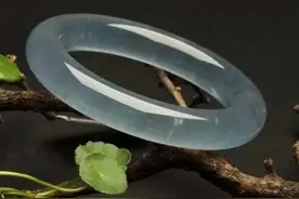 这种翡翠以前被当做修厕所的材料，今天却成了大火的高端翡翠图片