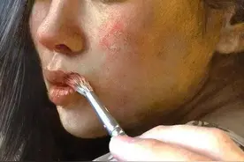 画家和不同的女模特交往，画完就换，被网友误解后，画家沉默不语图片