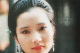 何赛飞：25岁嫁初恋，儿子跟她姓，32年无绯闻，婚姻美满知足常乐图片