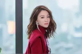 李小冉这气质绝了，穿土味红配绿丝毫不显俗气，反而美艳又大气图片