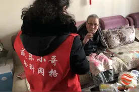 “大爷，我给你送馒头来了”新城区“咸东小哥”在战‘疫’一线践行雷锋精神图片