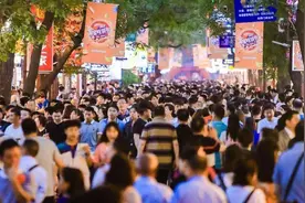 来义乌卖头绳的年轻人：“今年挣不到100万，我就回老家！”图片
