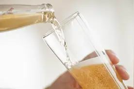 啤酒和白醋混合一起，涂抹在皮肤上，这个作用太厉害了！视频封面