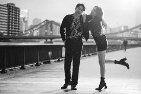 林志玲结婚2周年秀恩爱，小鸟依人紧拥日本老公，冒雨拍黑白大片图片