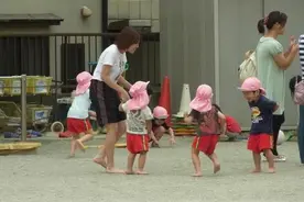 “赤足教育”引热议：光脚与不光脚走路的孩子，身体几方面显差异图片