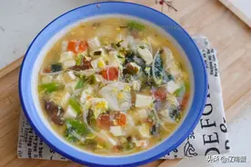 早餐偷懒做这汤，9种材料煮一锅，是饭也是菜，全家吃得香图片