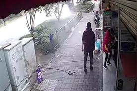 湖北宜昌一洒水车突然喷射绿化带，门前店主被喷一身视频封面
