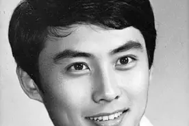 高宏亮：《红楼梦》公认的美男子！姐弟恋修成正果，携手恩爱30载图片