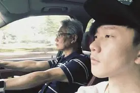 明星和爸妈的合照，林俊杰爸爸太酷，张杰、周杰伦妈妈想不到图片