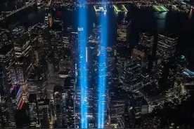 911纪念日 纽约世贸大厦双子塔以光柱“重生”图片