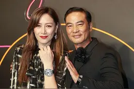 任达华的奥地利老婆真美，1米79踩厚底鞋，岔开腿和老公一样高图片