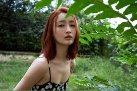 杨菲洋夏日写真，穿着蓝色小花吊带裙，身材纤细，娇俏可人图片