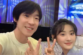 《扫黑风暴》剧组庆功宴，孙兴徐英子亲密合照很和谐，大江也在场图片
